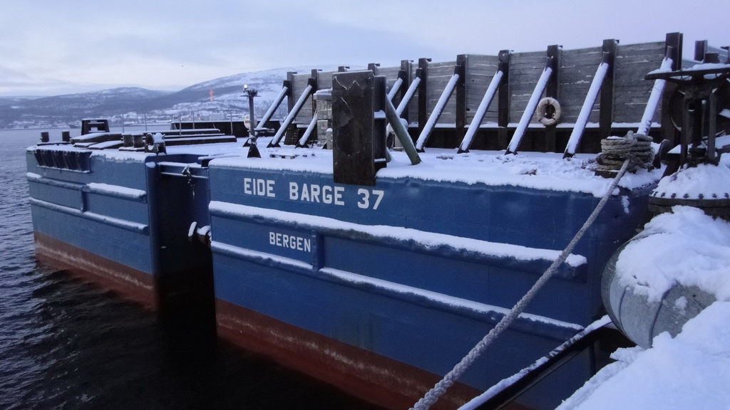 Буксировка баржи "Eide Barge 37"